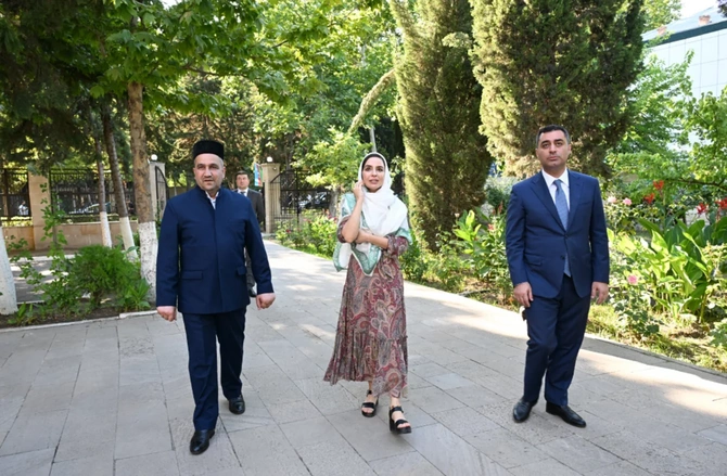 Leyla Əliyeva Yevlaxda Cümə məscidini ziyarət edib — FOTOLAR Leyla Əliyeva Yevlaxda Cümə məscidini ziyarət edib — FOTOLAR