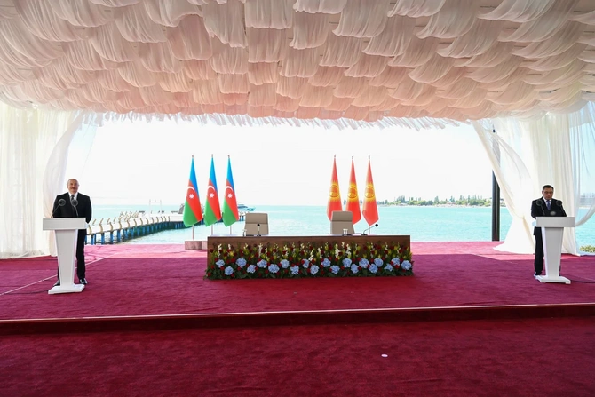 Azərbaycan və Qırğızıstan prezidentlərinin təltifolunma mərasimi keçirilib — FOTOLAR (YENİLƏNİB) Azərbaycan və Qırğızıstan prezidentlərinin təltifolunma mərasimi keçirilib — FOTOLAR (YENİLƏNİB)