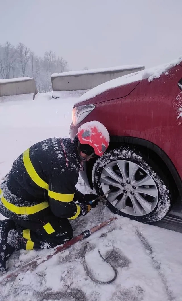 Xocalıda yollar buz bağladı: Vətəndaşlar köməksiz vəziyyətdə qaldı — VİDEO/FOTOLAR Xocalıda yollar buz bağladı: Vətəndaşlar köməksiz vəziyyətdə qaldı — VİDEO/FOTOLAR