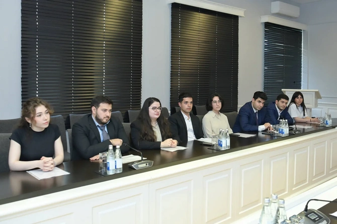Emin Əmrullayev rəqəmsal texnologiyalar sahəsi üzrə Dövlət Proqramı məzunları ilə görüşüb — FOTOLAR