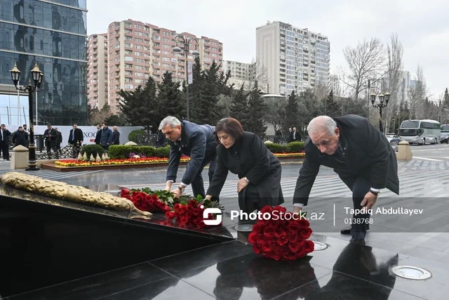 Dövlət və hökumət rəsmiləri Xocalı soyqırımı qurbanlarının xatirəsini yad edirlər — FOTOLAR (YENİLƏNİB)
