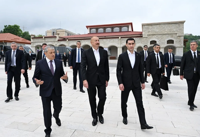 İlham Əliyev və Sərdar Berdiməhəmmədov Şuşada tanınmış şəxsiyyətlərin güllələnmiş büstlərinə baxıblar — FOTOLAR