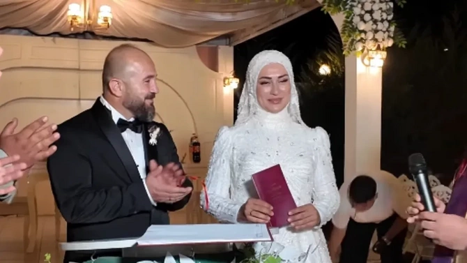 Burak Özçivitdən ailəsini tənqid edənlərə sərt cavab: Bizi rahat buraxın — FOTOLAR