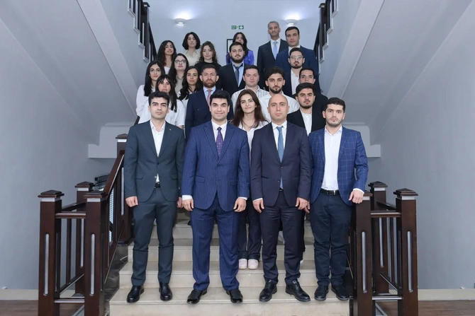 Emin Əmrullayev rəqəmsal texnologiyalar sahəsi üzrə Dövlət Proqramı məzunları ilə görüşüb — FOTOLAR