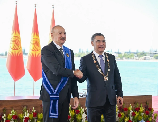 Azərbaycan və Qırğızıstan prezidentlərinin təltifolunma mərasimi keçirilib — FOTOLAR (YENİLƏNİB) Azərbaycan və Qırğızıstan prezidentlərinin təltifolunma mərasimi keçirilib — FOTOLAR (YENİLƏNİB)