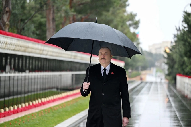 Prezident İlham Əliyev 20 Yanvar şəhidlərinin xatirəsini yad edib — FOTOLAR