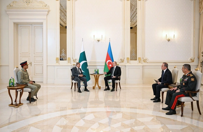 İlham Əliyevin Pakistanın Baş naziri ilə məhdud tərkibdə görüşü olub — FOTOLAR İlham Əliyevin Pakistanın Baş naziri ilə məhdud tərkibdə görüşü olub — FOTOLAR