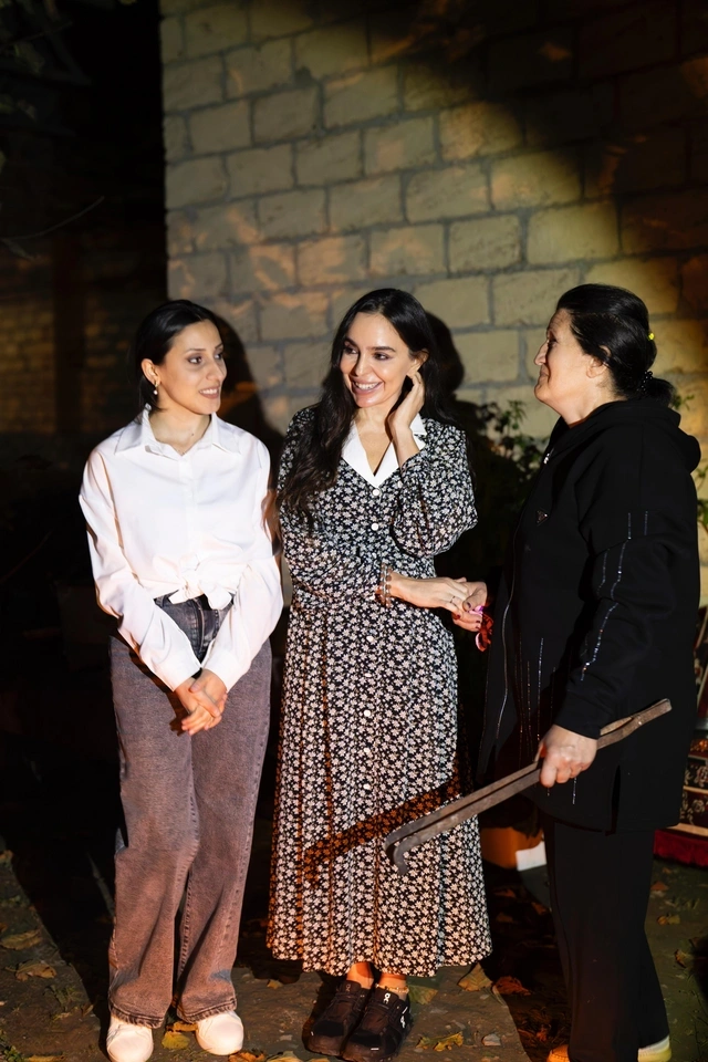 Leyla Əliyeva Qəbələdə Gənc arıçı layihəsinin iştirakçısı ilə görüşüb — FOTOLAR Leyla Əliyeva Qəbələdə Gənc arıçı layihəsinin iştirakçısı ilə görüşüb — FOTOLAR