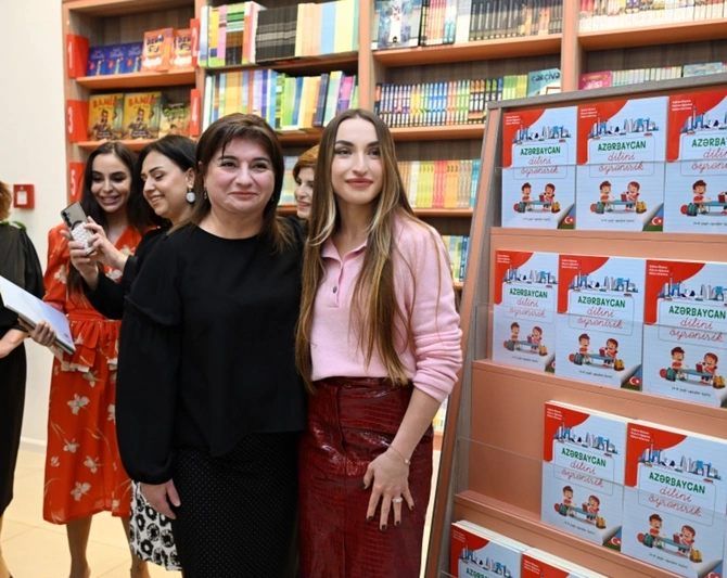 Azərbaycan dilini öyrənirik kitabının təqdimat mərasimi olub — FOTOLAR Azərbaycan dilini öyrənirik kitabının təqdimat mərasimi olub — FOTOLAR