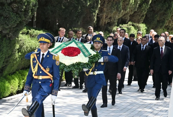 Türkmənistan Prezidenti Ümummilli Lider Heydər Əliyevin məzarını ziyarət edib — FOTOLAR Türkmənistan Prezidenti Ümummilli Lider Heydər Əliyevin məzarını ziyarət edib — FOTOLAR