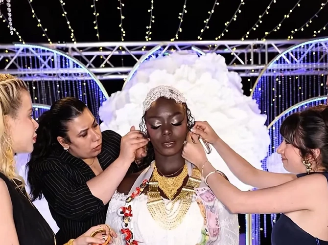 Zehra Özdemirin toyunda qızıl şousu: Yeriməyə çətinlik çəkdi — FOTOLAR
