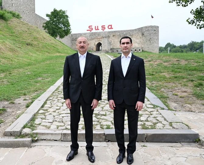 İlham Əliyev və Sərdar Berdiməhəmmədov Şuşada tanınmış şəxsiyyətlərin güllələnmiş büstlərinə baxıblar — FOTOLAR
