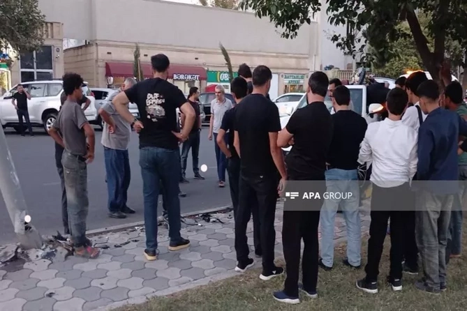 Gəncədə gəlin maşını işıq dirəyinə çırpıldı — FOTO Gəncədə gəlin maşını işıq dirəyinə çırpıldı — FOTO