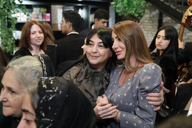 Bakı Kitab Mərkəzində Zəfər sevinci adlı musiqili-ədəbi gecə keçirilib — FOTOLAR Bakı Kitab Mərkəzində Zəfər sevinci adlı musiqili-ədəbi gecə keçirilib — FOTOLAR
