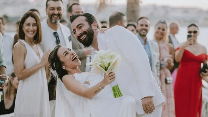 “İstanbullu Gəlin”in aktrisası evləndi — Toyundan görüntülər