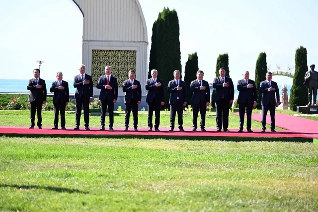 Prezidentin rəsmi qarşılanma mərasimi oldu — FOTOLAR