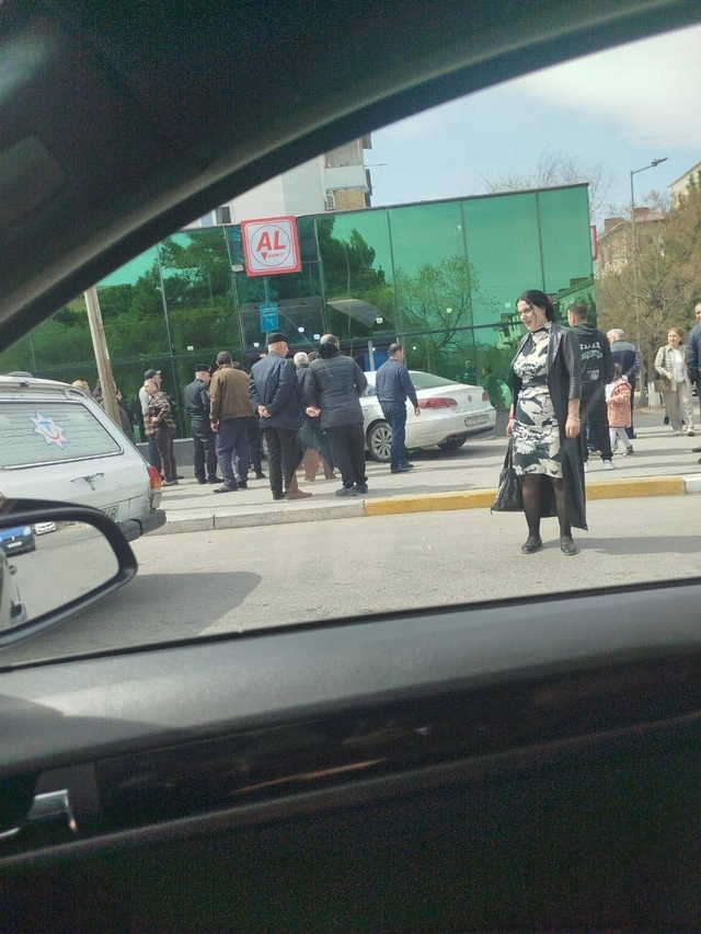 Sumqayıtda avtomobil marketə girdi — FOTOLAR Sumqayıtda avtomobil marketə girdi — FOTOLAR