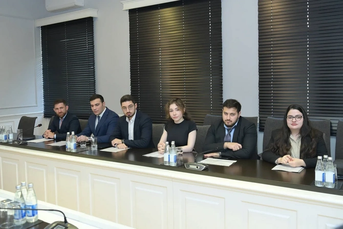 Emin Əmrullayev rəqəmsal texnologiyalar sahəsi üzrə Dövlət Proqramı məzunları ilə görüşüb — FOTOLAR