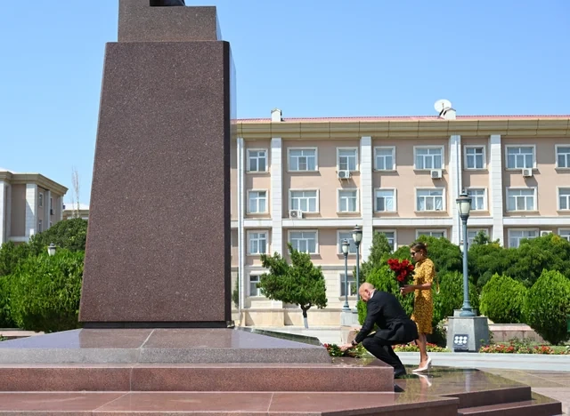 İlham Əliyev ümummilli liderin Naxçıvan şəhərinin mərkəzində ucaldılan abidəsini ziyarət edib — FOTOLAR