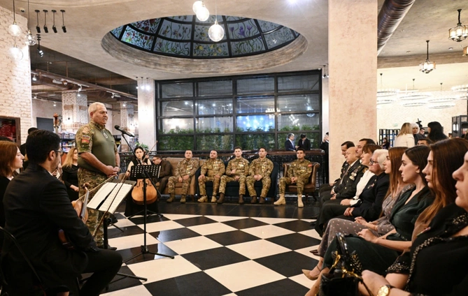 Bakı Kitab Mərkəzində Zəfər sevinci adlı musiqili-ədəbi gecə keçirilib — FOTOLAR Bakı Kitab Mərkəzində Zəfər sevinci adlı musiqili-ədəbi gecə keçirilib — FOTOLAR