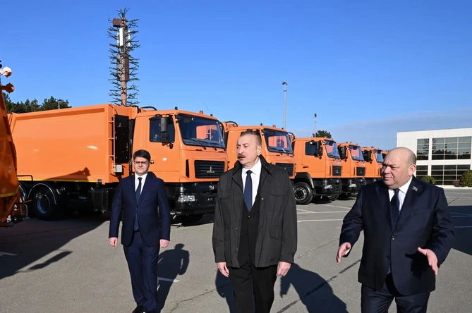 Prezident məişət tullantıları daşıyan texnikalarla tanış oldu — FOTOLAR