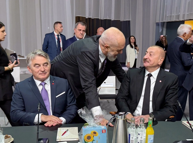 İlham Əliyev Avropa Siyasi Birliyinin 7-ci Zirvə toplantısının açılış plenar sessiyasında iştirak edib — FOTOLAR (YENİLƏNİB)