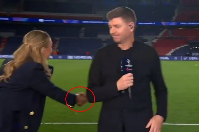 Ulduz futbolçunun qadın müxbirlə görüşməsi gündəm oldu — FOTOLAR