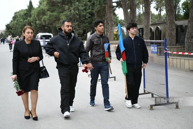 Vətən müharibəsinin başlamasının il dönümü ilə əlaqədar 2-ci Şəhidlər xiyabanına ziyarət başlayıb — FOTOLAR