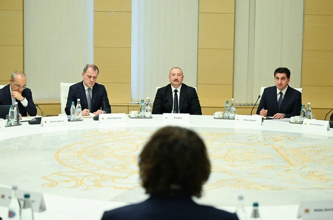 İlham Əliyevin Gürcüstanın Baş naziri İrakli Kobaxidze ilə geniş tərkibdə görüşü olub — FOTOLAR