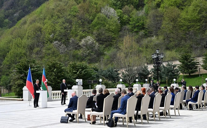 İlham Əliyev və Andrey Babiş mətbuata bəyanatlarla çıxış ediblər — FOTOLAR (YENİLƏNİB)