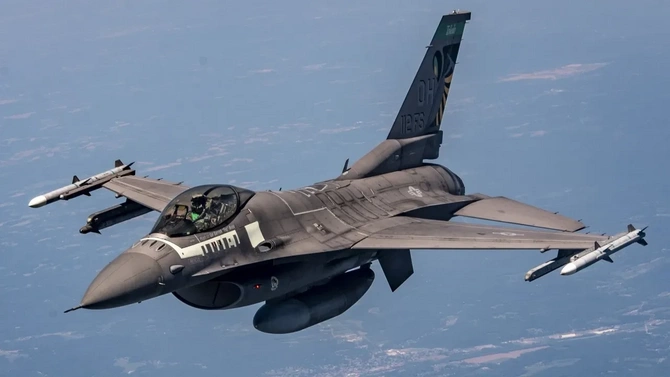 Süni intellekt ilk dəfə F-16 qırıcısını idarə etdi — FOTOLAR