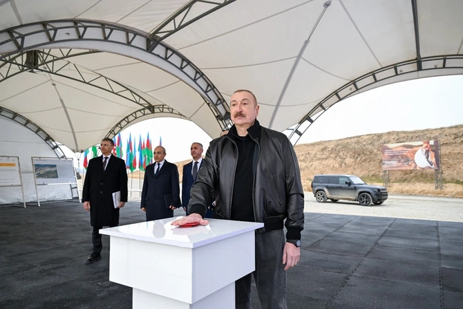 İlham Əliyev Ağdərənin Canyataq kəndində Dəmirli Filiz Emalı Kompleksinin fəaliyyəti ilə tanış olub — FOTOLAR (YENİLƏNİB)