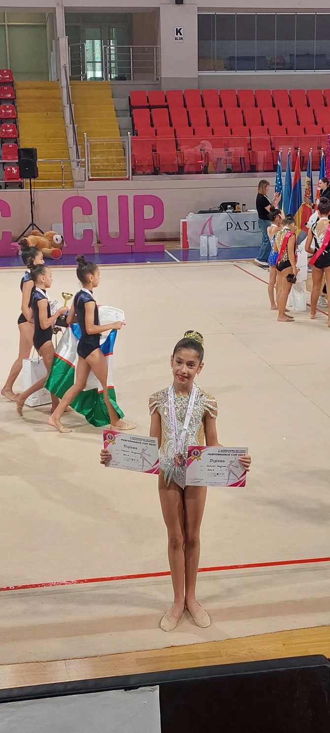 10 yaşlı gimnastın vətənpərvərlik nümayişi — FOTOLAR 10 yaşlı gimnastın vətənpərvərlik nümayişi — FOTOLAR
