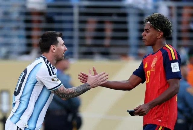 Finaldan sonra diqqətçəkən an: Messi Lamin Yamala sarıldı — FOTOLAR