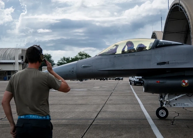 Süni intellekt ilk dəfə F-16 qırıcısını idarə etdi — FOTOLAR
