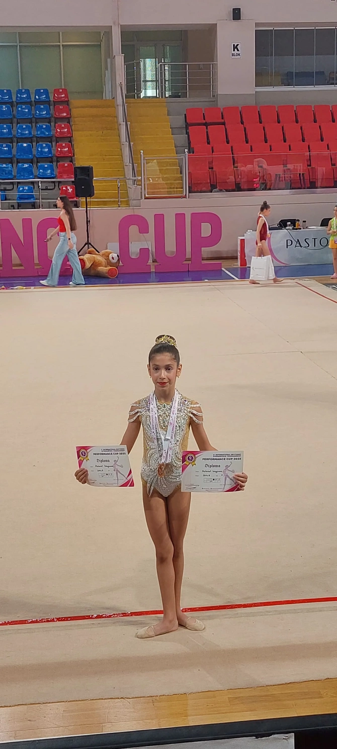 10 yaşlı gimnastın vətənpərvərlik nümayişi — FOTOLAR 10 yaşlı gimnastın vətənpərvərlik nümayişi — FOTOLAR