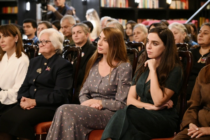 Bakı Kitab Mərkəzində Zəfər sevinci adlı musiqili-ədəbi gecə keçirilib — FOTOLAR Bakı Kitab Mərkəzində Zəfər sevinci adlı musiqili-ədəbi gecə keçirilib — FOTOLAR