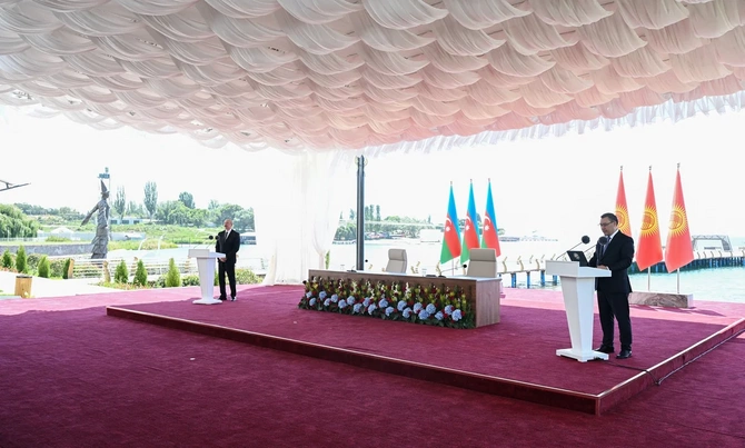 Azərbaycan və Qırğızıstan prezidentlərinin təltifolunma mərasimi keçirilib — FOTOLAR (YENİLƏNİB) Azərbaycan və Qırğızıstan prezidentlərinin təltifolunma mərasimi keçirilib — FOTOLAR (YENİLƏNİB)