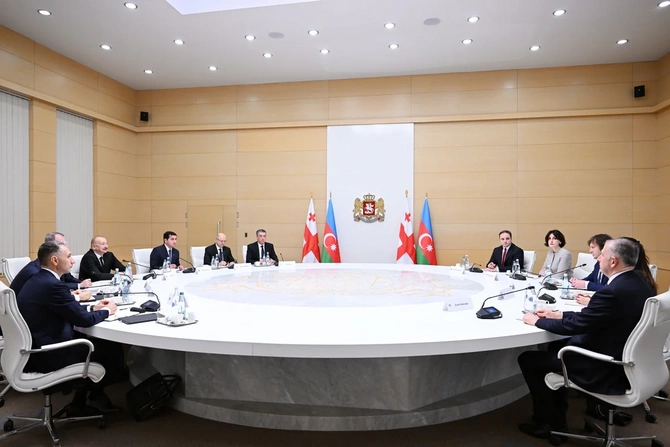 İlham Əliyevin Gürcüstanın Baş naziri İrakli Kobaxidze ilə geniş tərkibdə görüşü olub — FOTOLAR