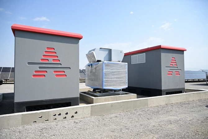 Prezident Naxçıvan şəhərində Şəms 1 və Qərbi Üfüq Günəş Elektrik stansiyalarında görülən işlərlə tanış olub — FOTOLAR Prezident Naxçıvan şəhərində Şəms 1 və Qərbi Üfüq Günəş Elektrik stansiyalarında görülən işlərlə tanış olub — FOTOLAR