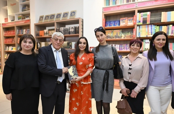 Azərbaycan dilini öyrənirik kitabının təqdimat mərasimi olub — FOTOLAR Azərbaycan dilini öyrənirik kitabının təqdimat mərasimi olub — FOTOLAR