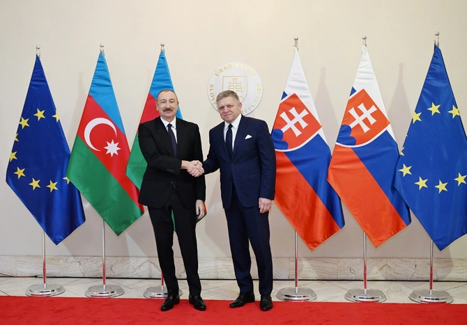 İlham Əliyevin Slovakiyanın Baş naziri ilə təkbətək görüşü olub — FOTOLAR (YENİLƏNİB) İlham Əliyevin Slovakiyanın Baş naziri ilə təkbətək görüşü olub — FOTOLAR (YENİLƏNİB)