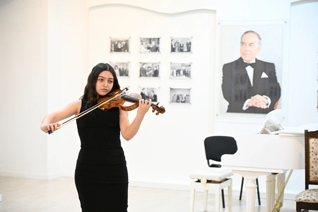 Leyla Əliyeva Bülbül adına Orta İxtisas Musiqi Məktəbində olub — FOTOLAR