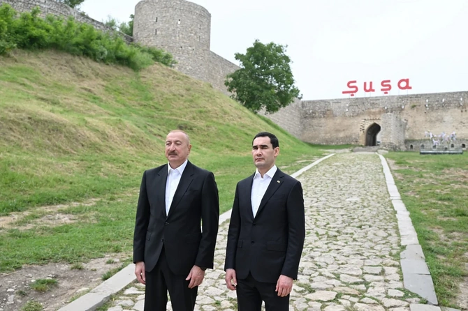 İlham Əliyev və Sərdar Berdiməhəmmədov Şuşada tanınmış şəxsiyyətlərin güllələnmiş büstlərinə baxıblar — FOTOLAR