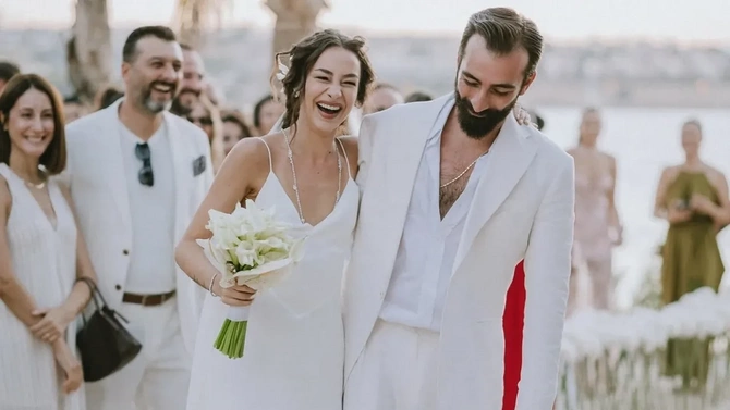 “İstanbullu Gəlin”in aktrisası evləndi — Toyundan görüntülər
