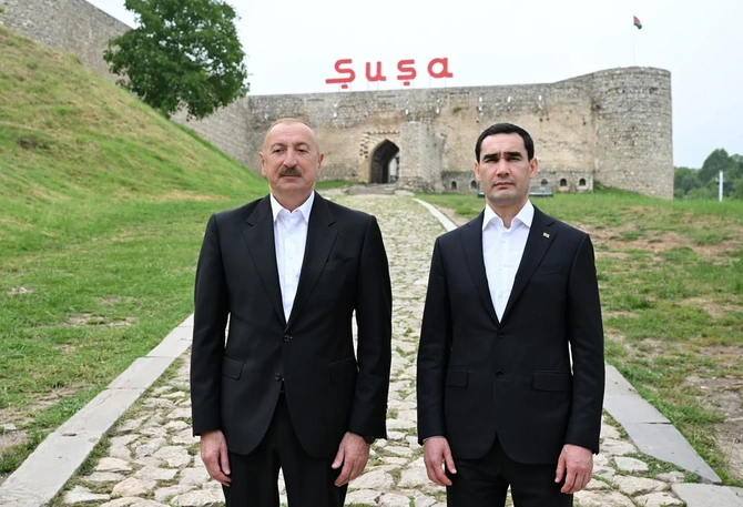 İlham Əliyev və Sərdar Berdiməhəmmədov Şuşada tanınmış şəxsiyyətlərin güllələnmiş büstlərinə baxıblar — FOTOLAR