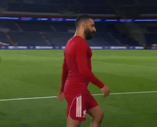 Ulduz futbolçunun qadın müxbirlə görüşməsi gündəm oldu — FOTOLAR