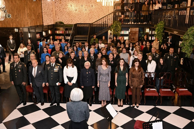 Bakı Kitab Mərkəzində Zəfər sevinci adlı musiqili-ədəbi gecə keçirilib — FOTOLAR Bakı Kitab Mərkəzində Zəfər sevinci adlı musiqili-ədəbi gecə keçirilib — FOTOLAR