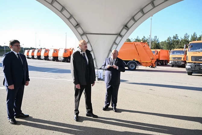 Prezident məişət tullantıları daşıyan texnikalarla tanış oldu — FOTOLAR