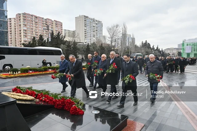 Dövlət və hökumət rəsmiləri Xocalı soyqırımı qurbanlarının xatirəsini yad edirlər — FOTOLAR (YENİLƏNİB)